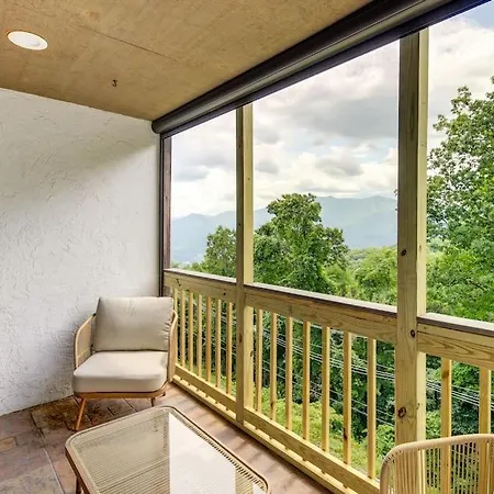 Lux Retro Getaway W/ Ober & Smoky Mtn Views! Villa Gatlinburg Exterior photo