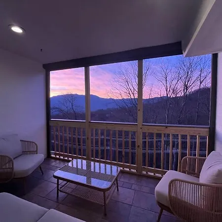 Lux Retro Getaway W/ Ober & Smoky Mtn Views! Villa Gatlinburg Exterior photo