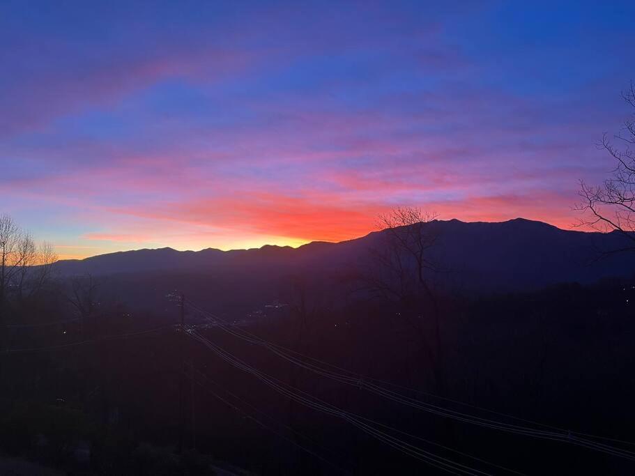 Lux Retro Getaway W/ Ober & Smoky Mtn Views! * Gatlinburg