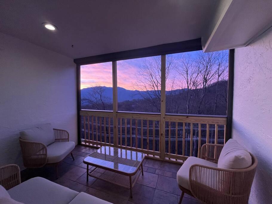Lux Retro Getaway W/ Ober & Smoky Mtn Views! Hébergement de vacances *