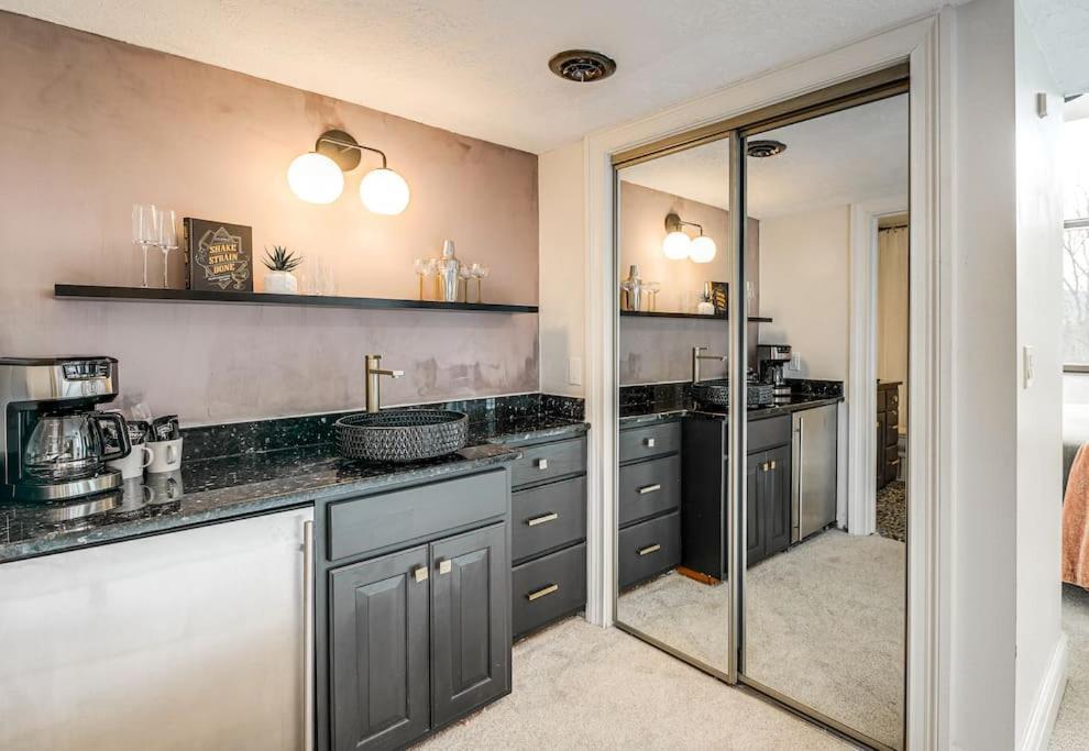 Lux Retro Getaway W/ Ober & Smoky Mtn Views! Hébergement de vacances Gatlinburg