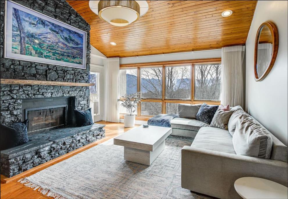 Lux Retro Getaway W/ Ober & Smoky Mtn Views! Hébergement de vacances Gatlinburg